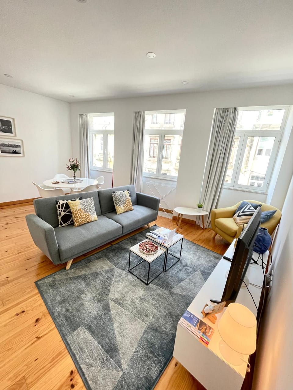 TV and multimedia, Living room, Seating area, Dining area