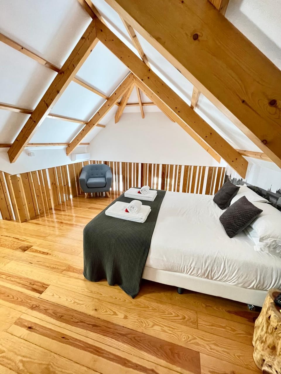 Bed, TV and multimedia, Photo of the whole room, Seating area, Bedroom, flat iron, towels, wardrobe