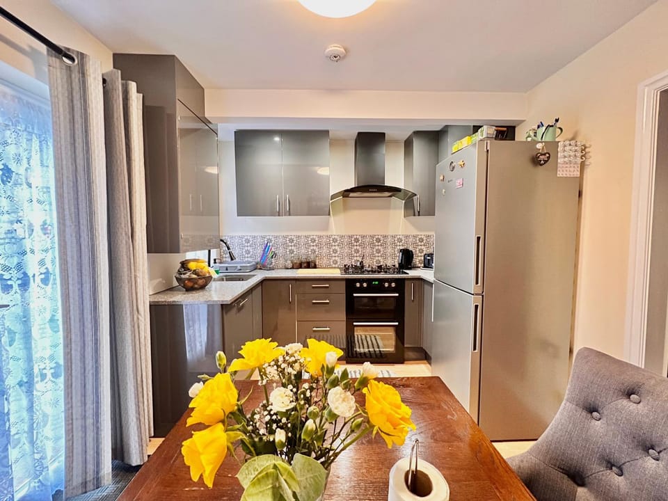 Kitchen or kitchenette, Dining area, minibar, pet friendly