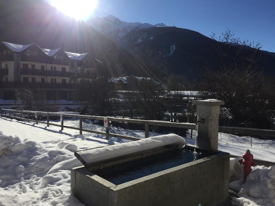 Day, Neighbourhood, Natural landscape, Winter, Ski School, Skiing, Cycling, Landmark view, Mountain view, River view, Sports