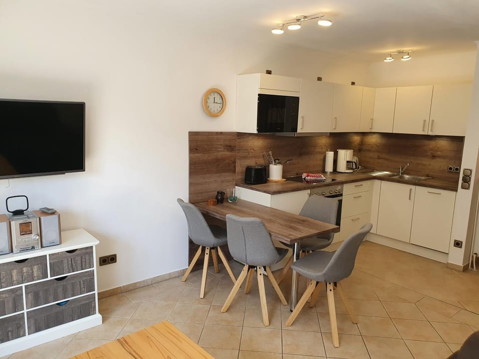 Kitchen or kitchenette, Dining area