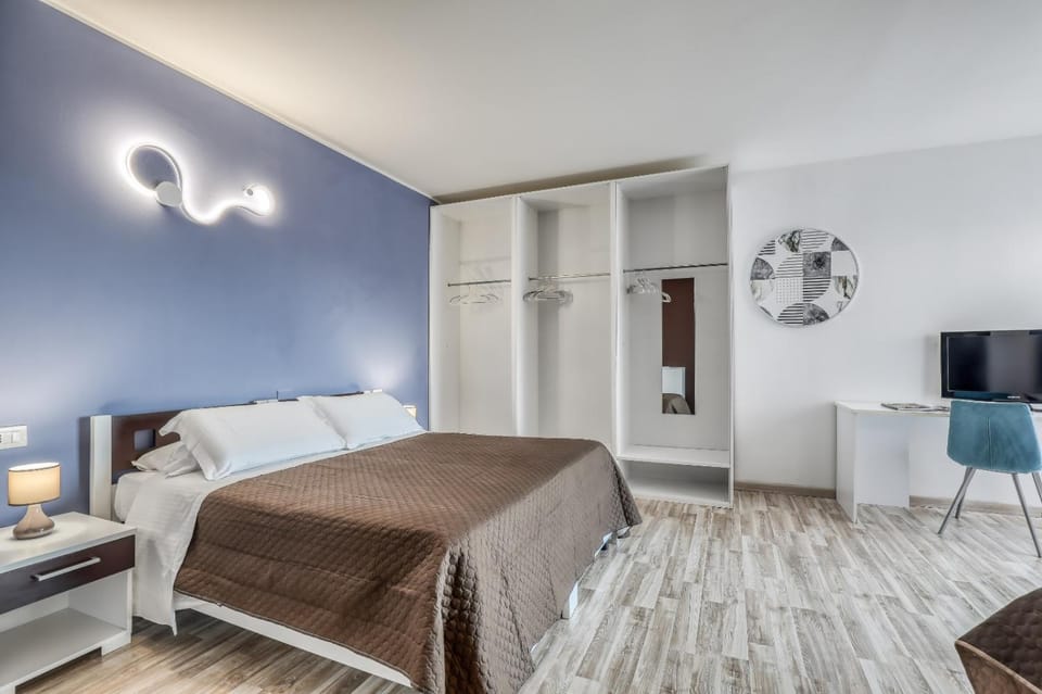 Photo of the whole room, Bedroom, hair dresser