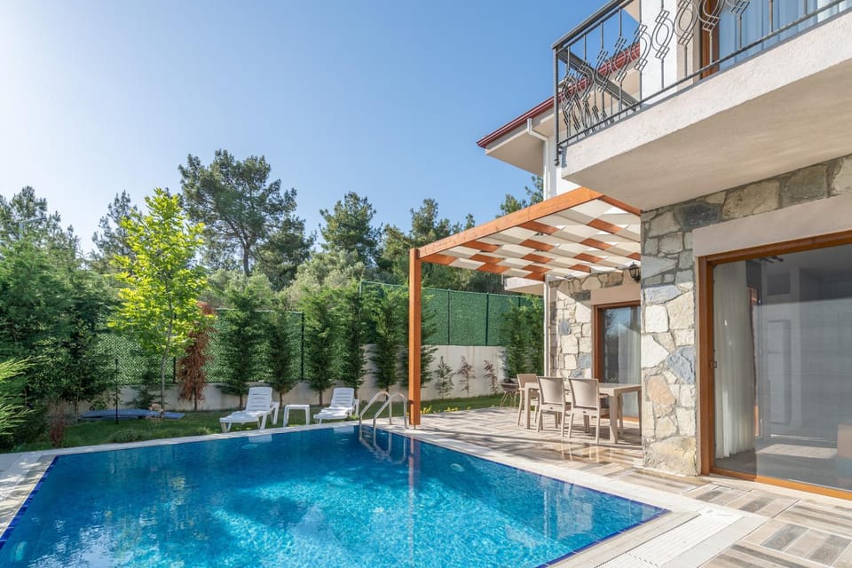 Property building, Swimming pool, Swimming pool