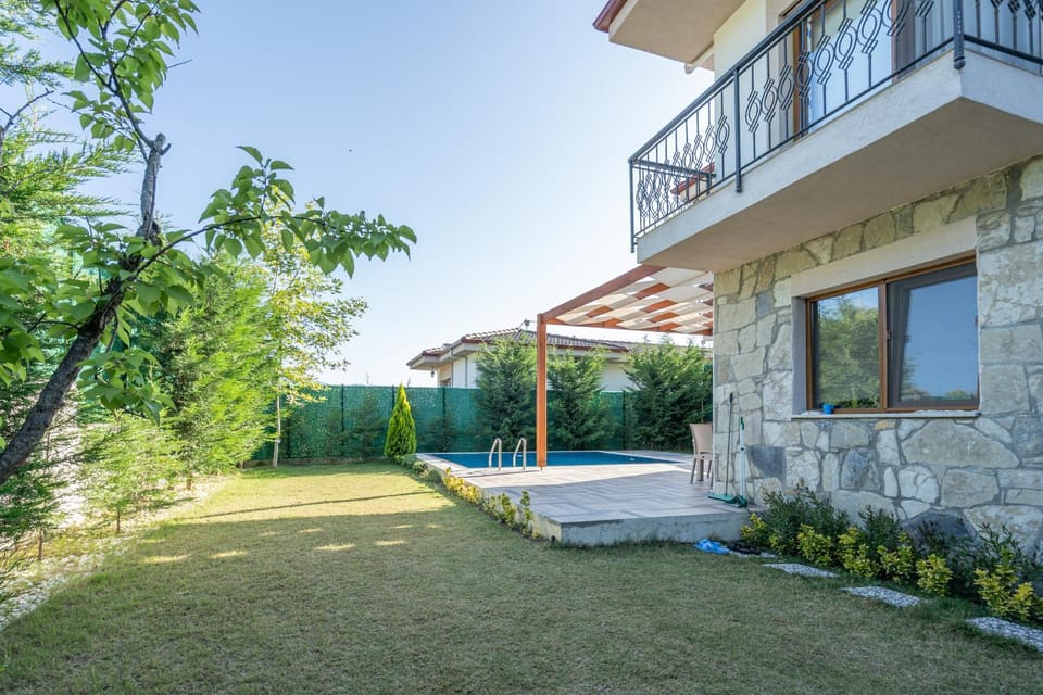 Property building, Patio, Day, Garden, On site, Swimming pool