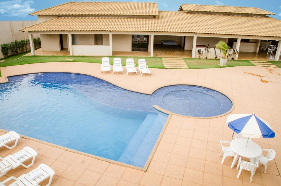 Day, Pool view