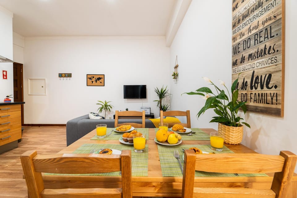 Food and drinks, Dining area, Food, Breakfast