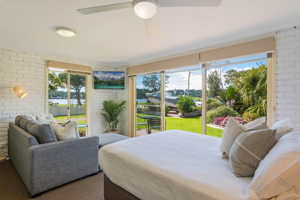 Living room, Photo of the whole room, Seating area, Garden view