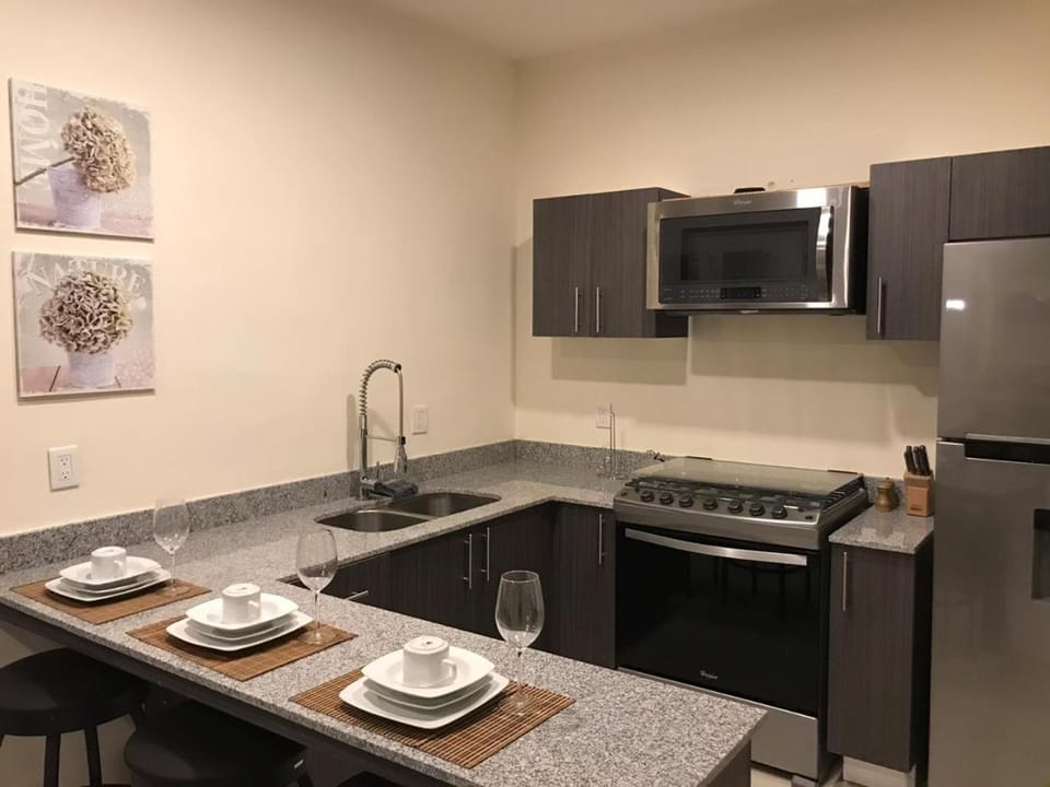 Kitchen or kitchenette, Dining area
