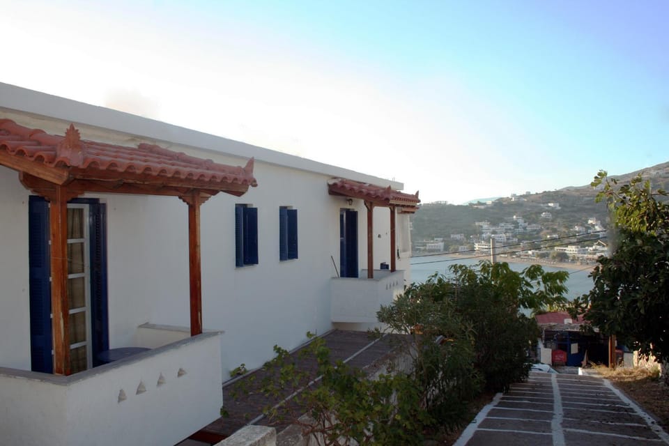 Facade/entrance, Area and facilities