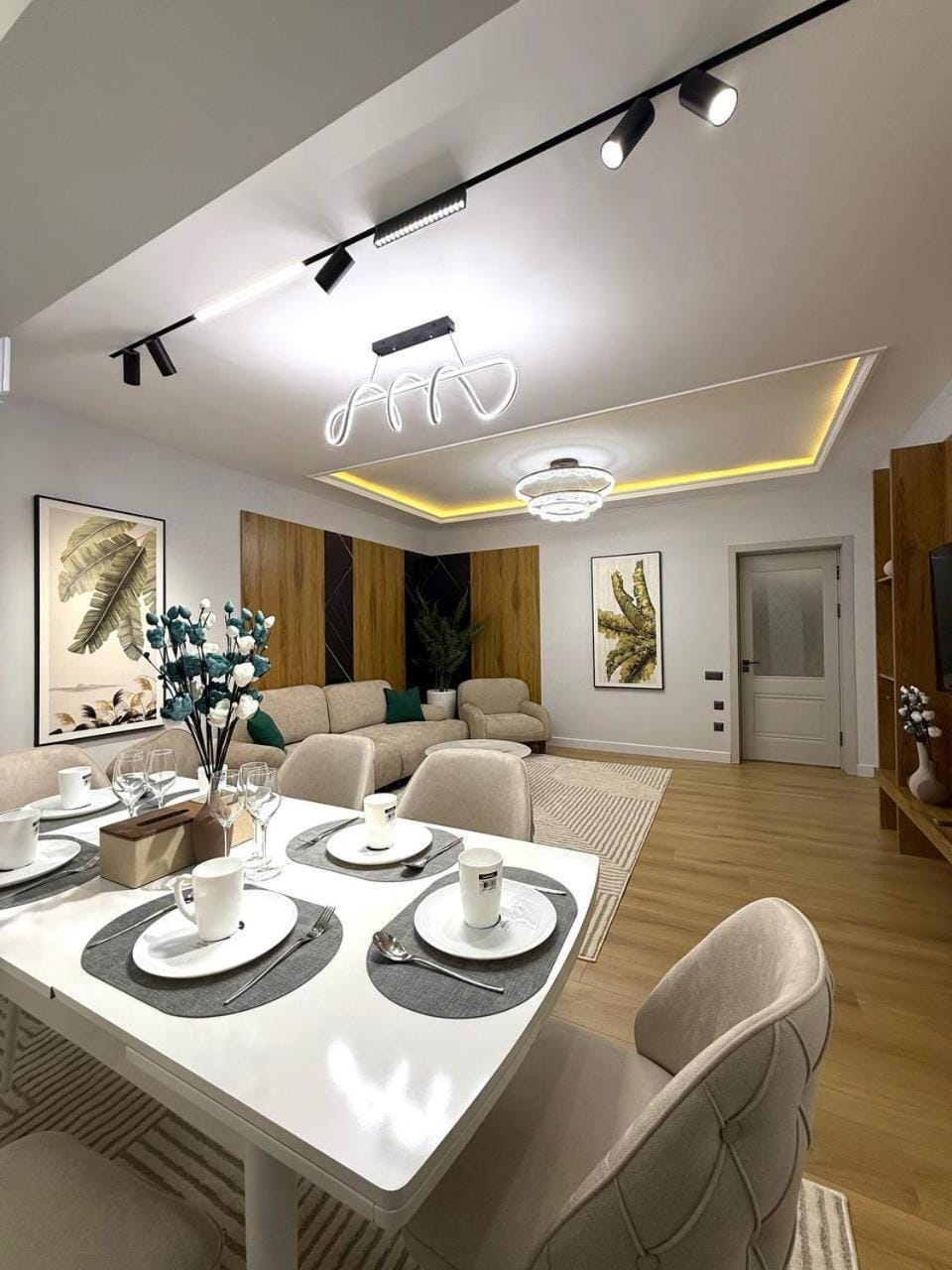 Kitchen or kitchenette, Living room, Seating area, Dining area