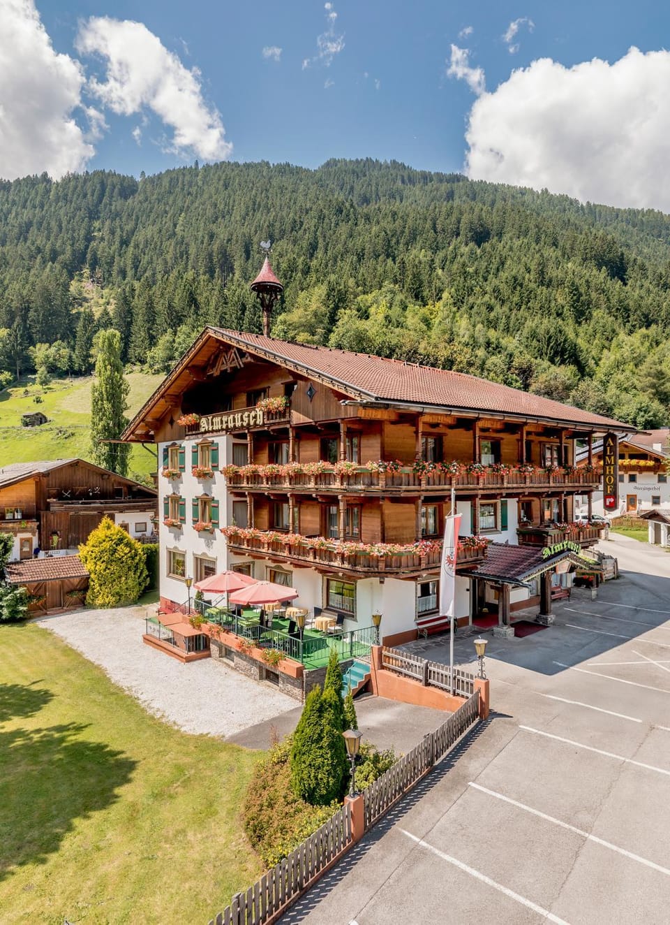 Property building, Garden, Balcony/Terrace