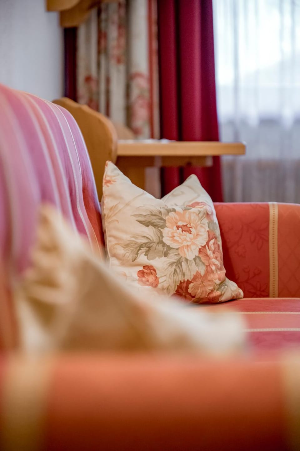 Photo of the whole room, Seating area