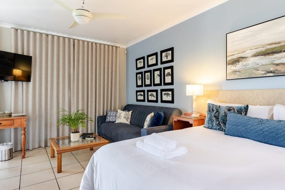 Bed, Seating area
