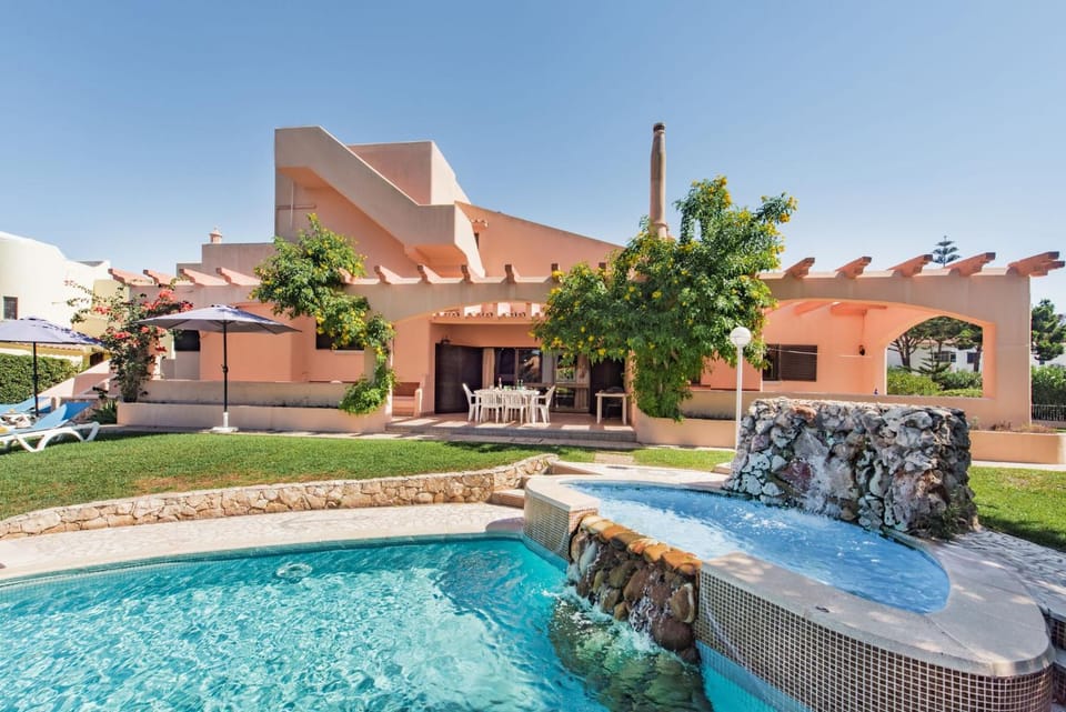 5 En-Suite Bedrooms, close to centre, free AC WiFi Villa in Quarteira