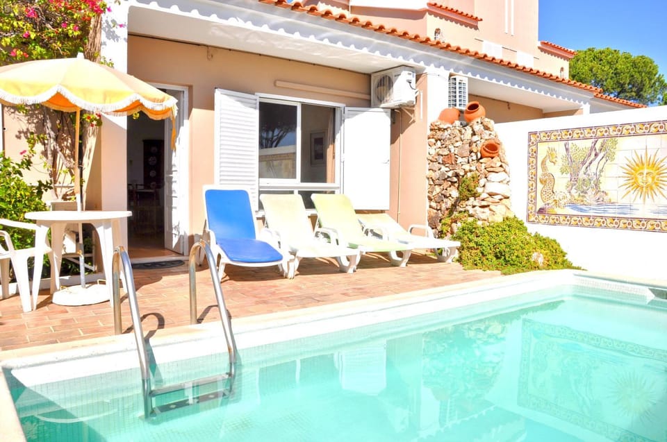 Patio, Swimming pool, sunbed