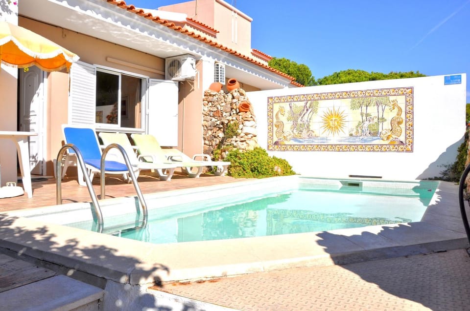 Patio, Swimming pool, sunbed