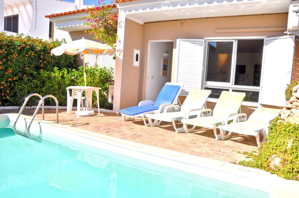 Patio, Swimming pool, sunbed