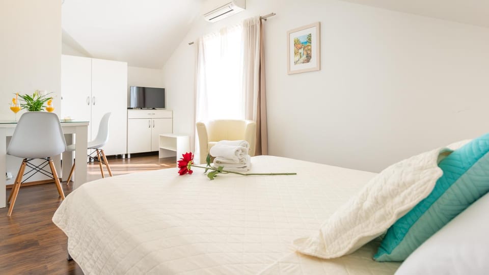 Bed, TV and multimedia, Bedroom
