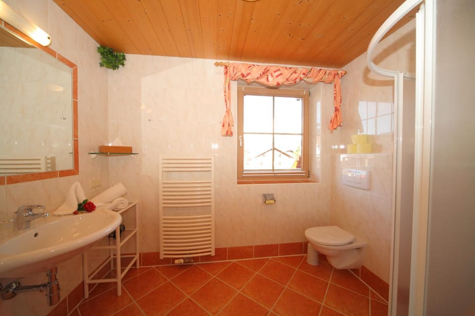 Bathroom, Decorative detail