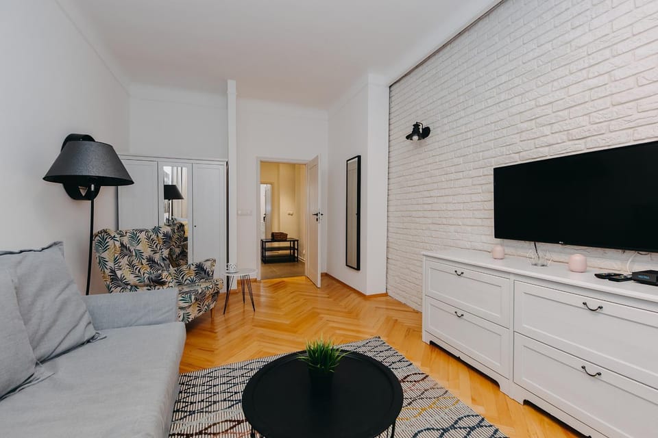 Bed, TV and multimedia, Living room, Seating area