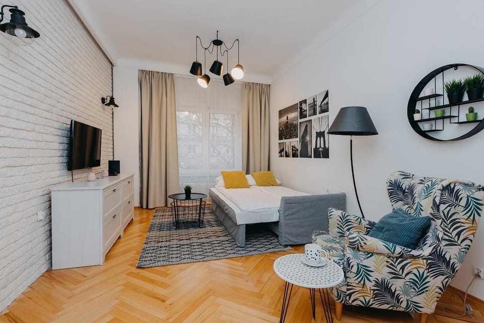 Bed, TV and multimedia, Living room, Seating area, Family