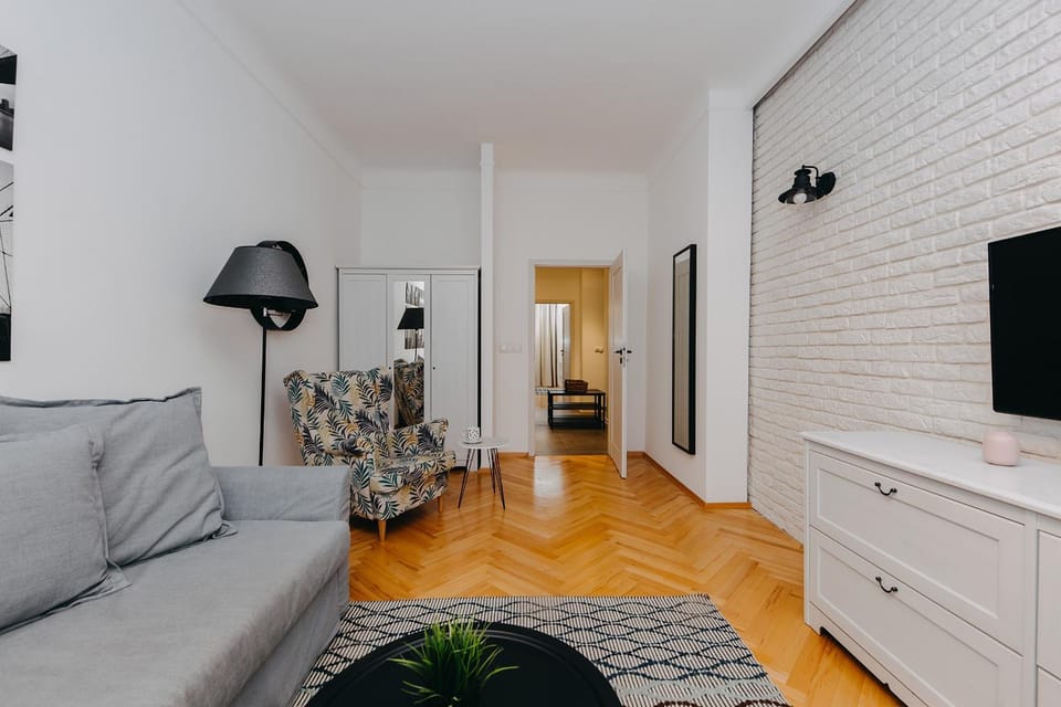 Bed, TV and multimedia, Living room, Seating area, Family