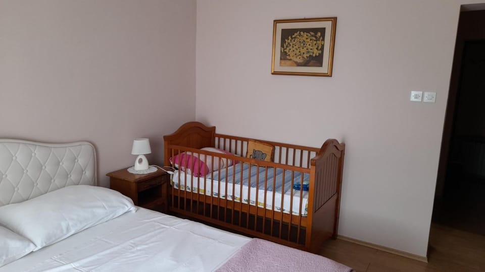 Bedroom, cot