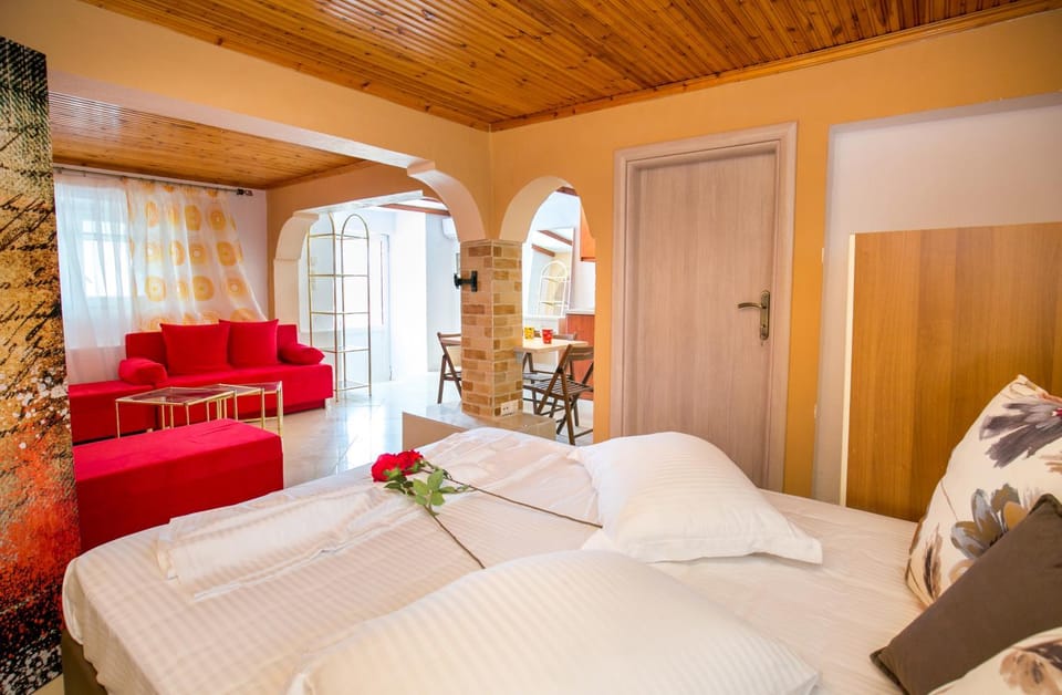 Bed, Living room, Photo of the whole room, Seating area