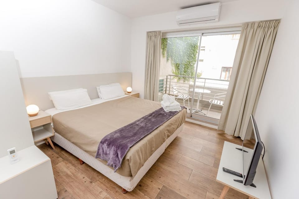 Bed, TV and multimedia, Balcony/Terrace, Photo of the whole room, Bedroom, towels, air conditioner
