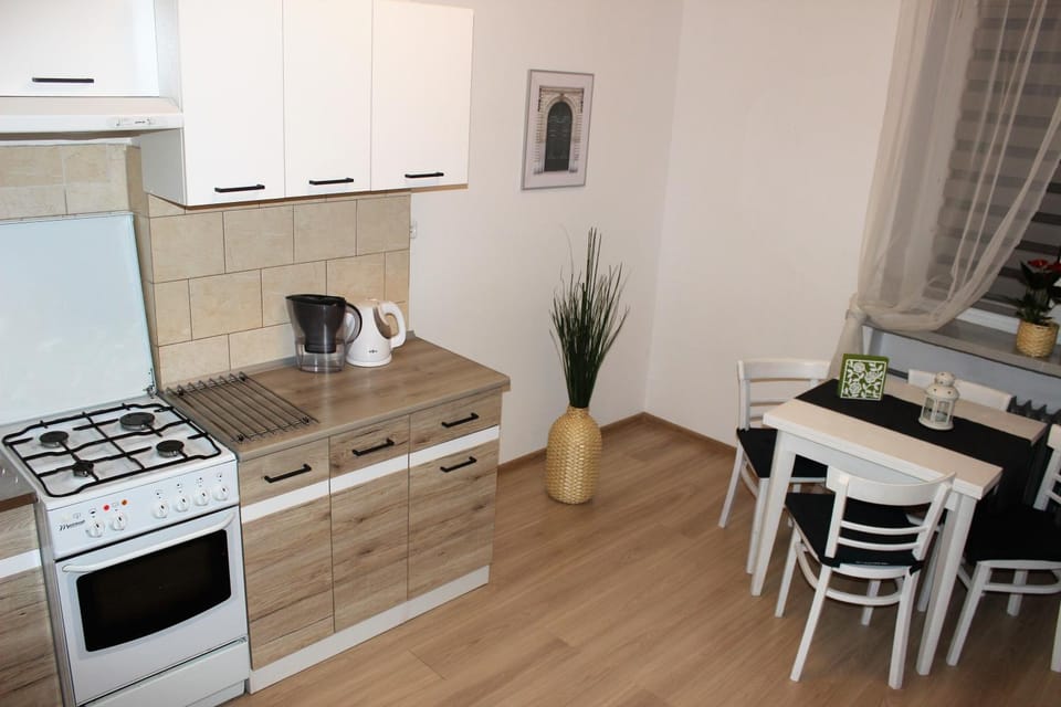 Coffee/tea facilities, Kitchen or kitchenette, Dining area