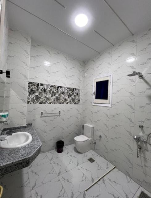 Shower, Toilet, Bathroom, bidet, towels