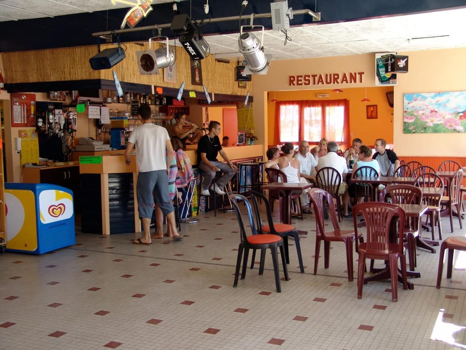 Restaurant/places to eat, Lounge or bar
