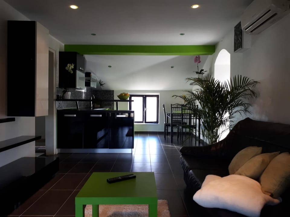 Kitchen or kitchenette, Living room