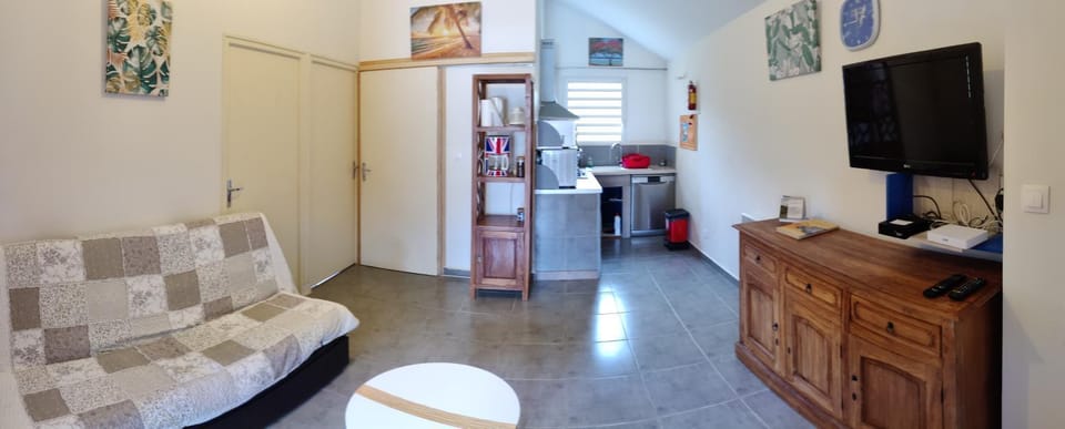 TV and multimedia, Kitchen or kitchenette, Living room, locker, stove, kitchen