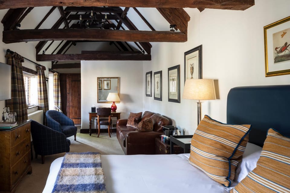 Bed, Photo of the whole room, Seating area