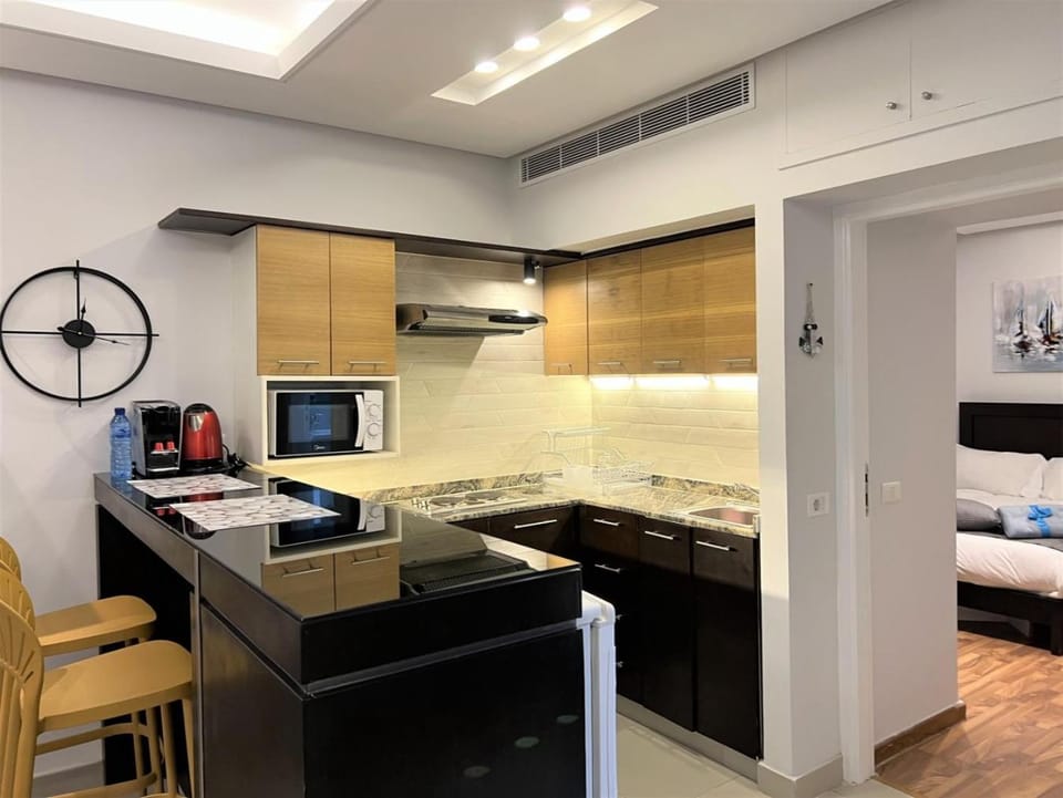 Kitchen or kitchenette, Dining area, minibar, oven, stove