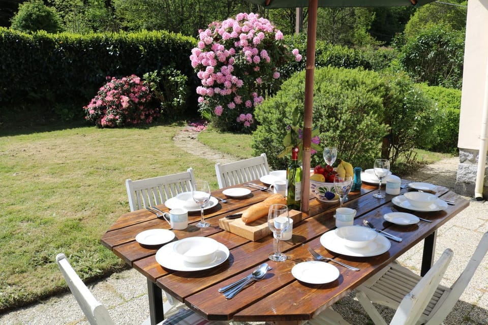 Garden, Food and drinks, Dining area, Garden view