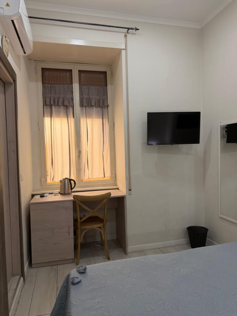 Bed, TV and multimedia, Photo of the whole room, Bedroom