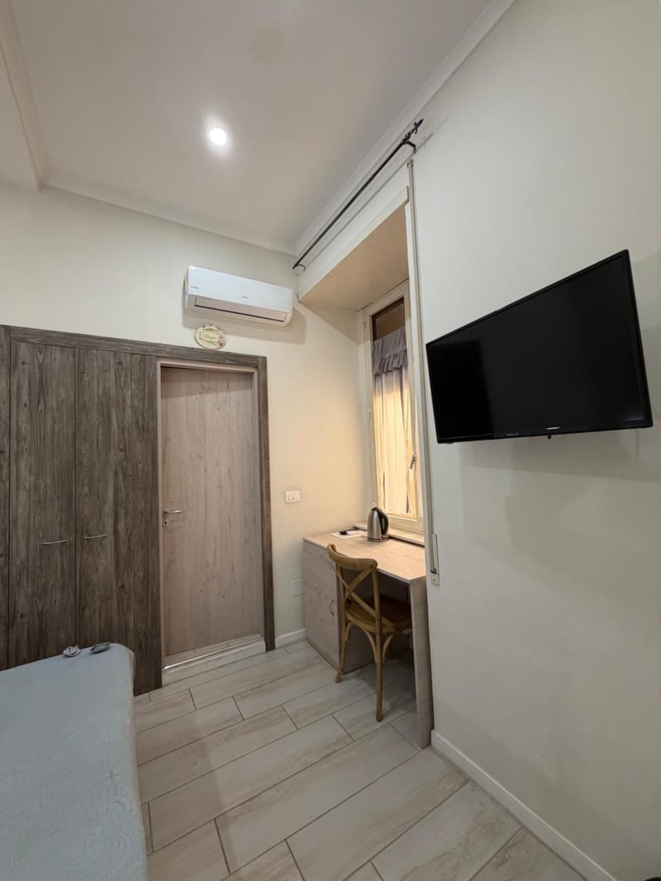 Bed, TV and multimedia, Photo of the whole room, Bedroom, wardrobe, air conditioner
