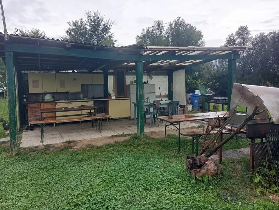 BBQ facilities, Kitchen or kitchenette, Communal kitchen, kitchen