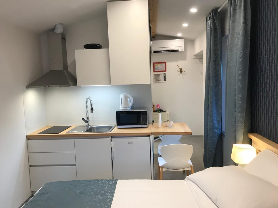 Coffee/tea facilities, Kitchen or kitchenette, Photo of the whole room