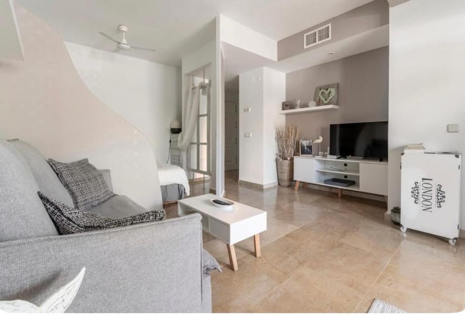 Personal y coqueto en primerísima línea de playa, en la Costa del Sol. Puerto De La Duquesa Apartment in Costa del Sol