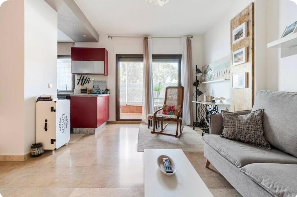 Personal y coqueto en primerísima línea de playa, en la Costa del Sol. Puerto De La Duquesa Apartment in Costa del Sol