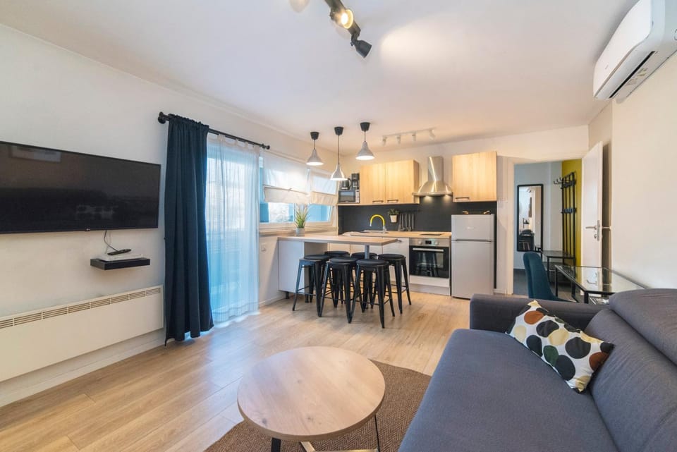 TV and multimedia, Kitchen or kitchenette, Living room, oven, stove