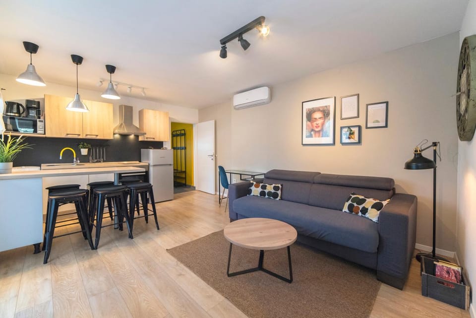 Kitchen or kitchenette, Living room, oven, stove, air conditioner