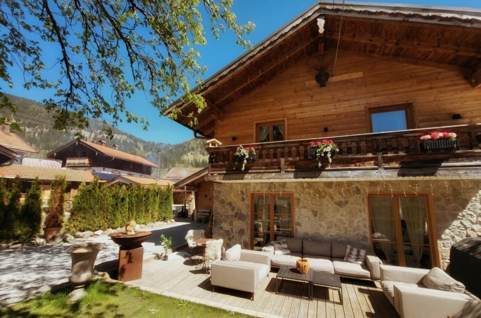 exklusives Alpenchalet mit Jacuzzi & Sauna für bis zu 10 Personen Chalet in Bavaria