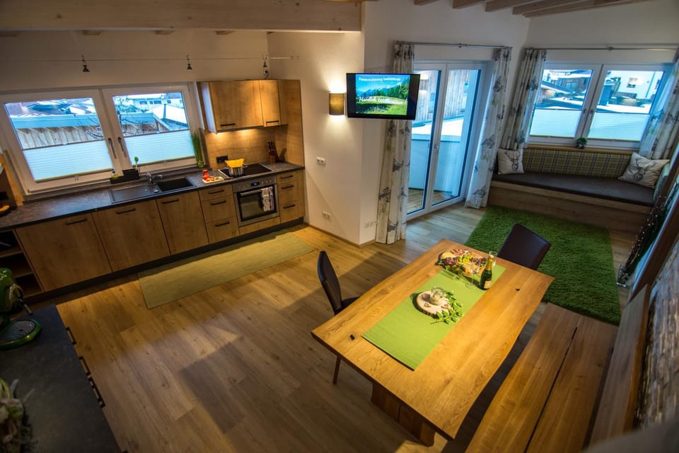 TV and multimedia, Kitchen or kitchenette, Living room, Seating area, Dining area