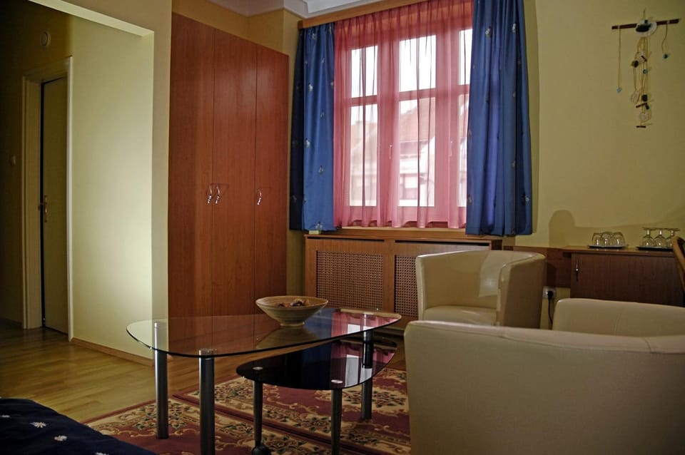 Day, Seating area