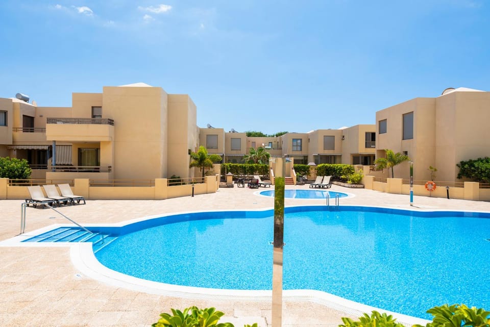 Shower, Swimming pool, sunbed
