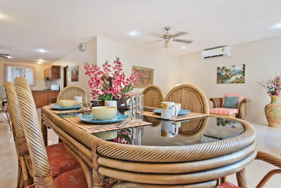 Living room, Dining area